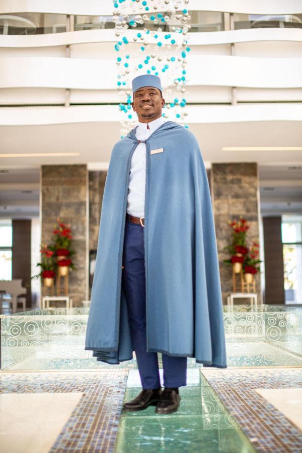 The View Bouznika Hotel Exterior foto A hotel manager wearing a blue cloak