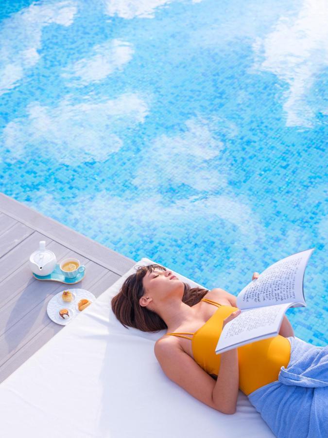 The View Bouznika Hotel Exterior foto A woman sunbathing