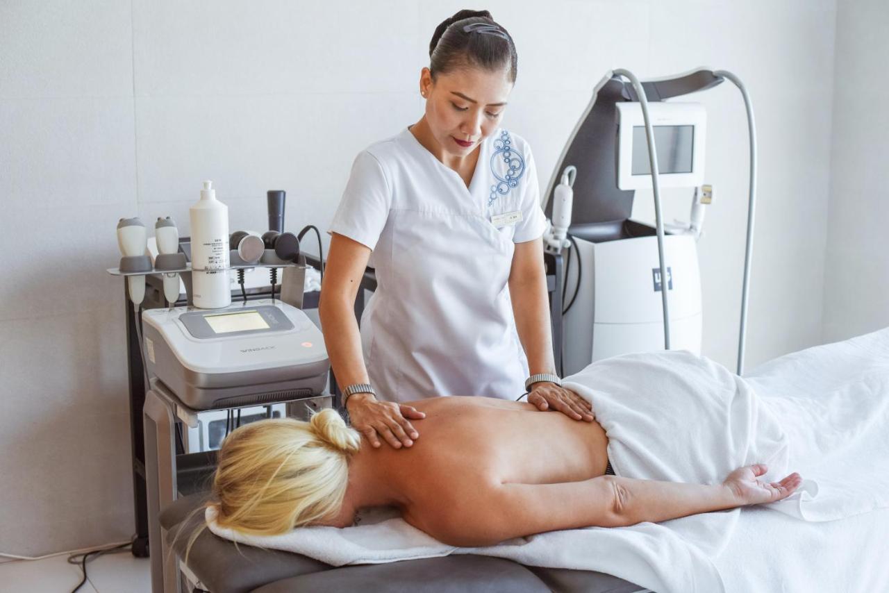 The View Bouznika Hotel Exterior foto A woman receiving a massage