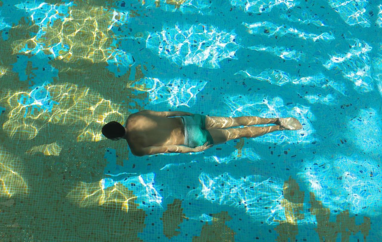 The View Bouznika Hotel Exterior foto A swimmer in a pool
